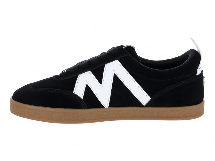 Tenis de gamuza negra con suela color café y detalle blanco lateral.