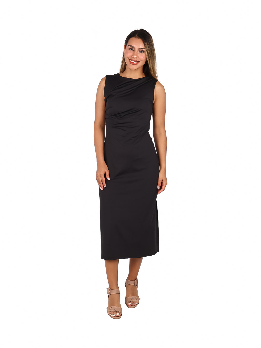 Mujer vistiendo un vestido midi color negro, sin mangas y de corte ajustado.