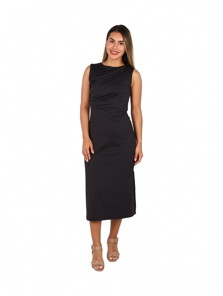 Mujer vistiendo un vestido midi color negro, sin mangas y de corte ajustado.