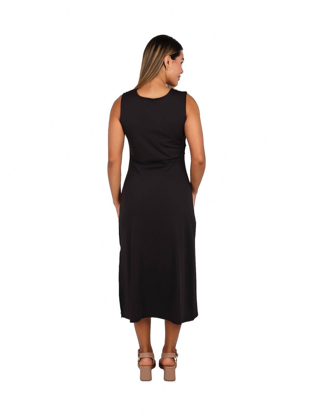 Mujer vistiendo un vestido midi color negro, sin mangas y de corte ajustado.