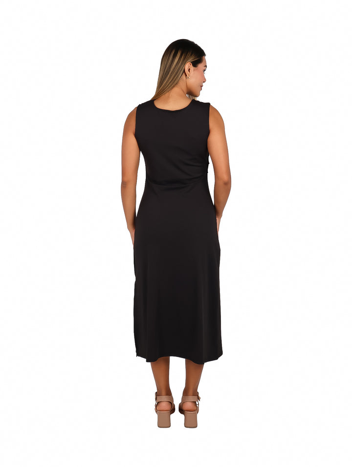 Mujer vistiendo un vestido midi color negro, sin mangas y de corte ajustado.