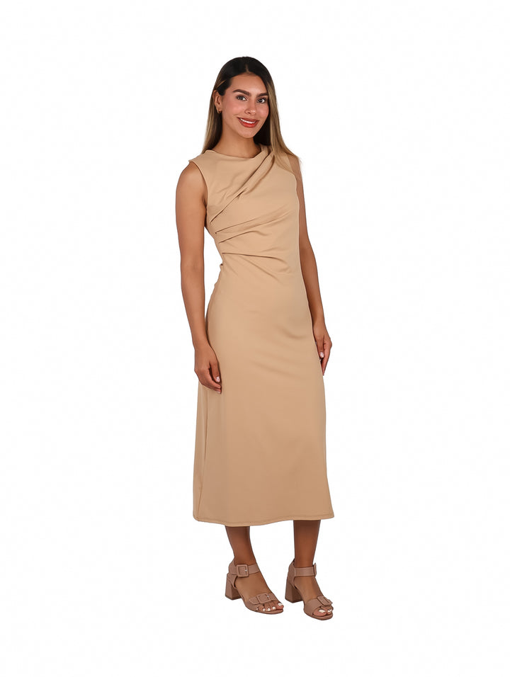 Mujer vistiendo un vestido midi color avellana, sin mangas y con detalle drapeado en el pecho.