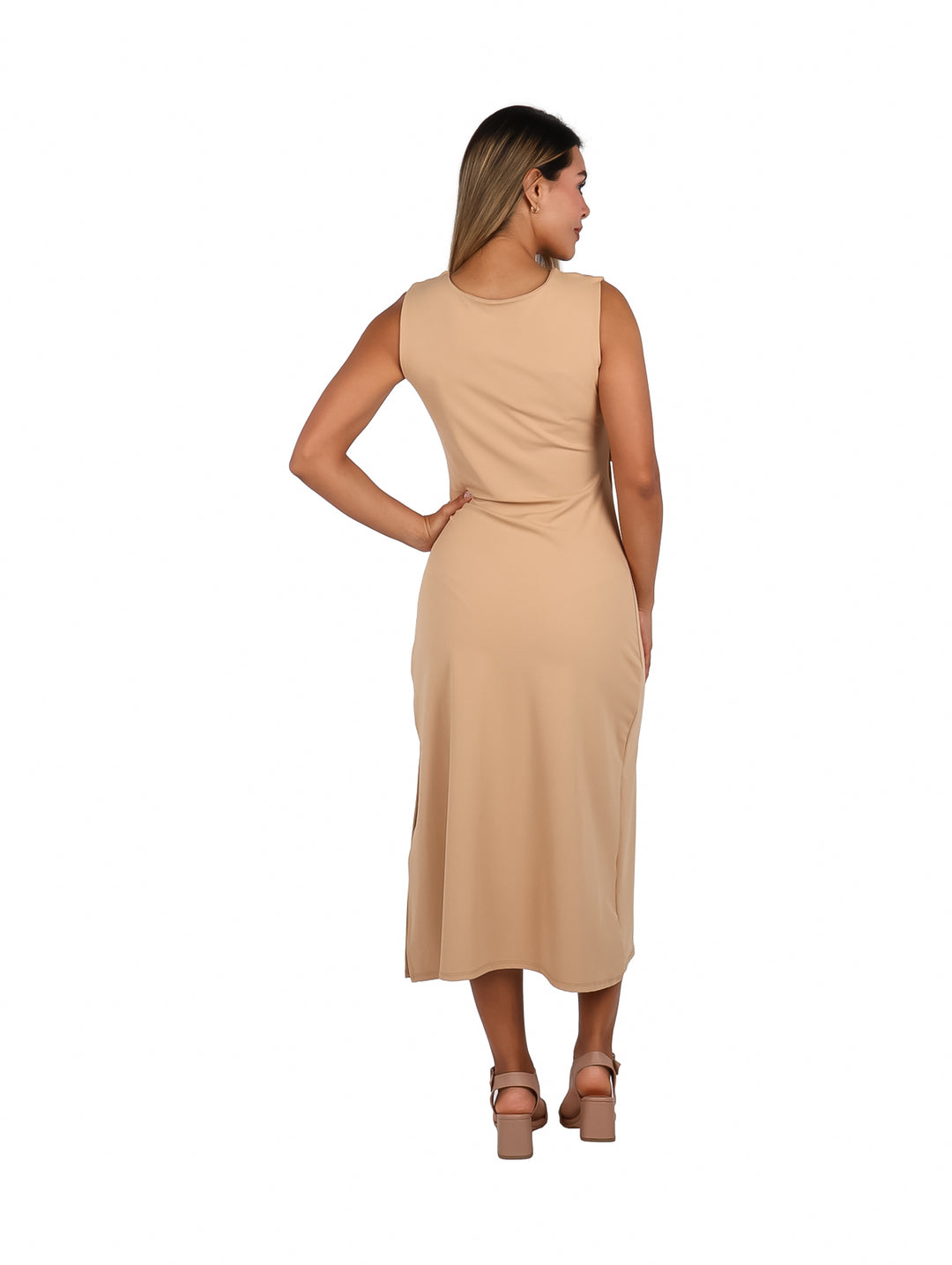 Mujer vistiendo un vestido midi color avellana, sin mangas y con detalle drapeado en el pecho.