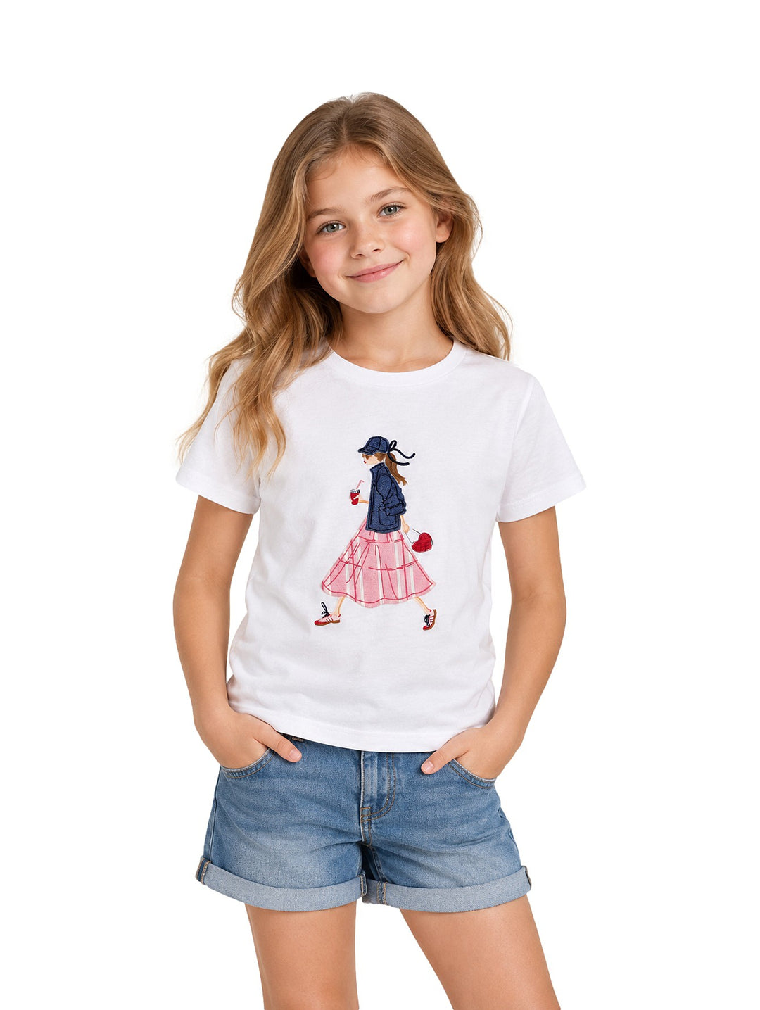Niña vistiendo una camiseta blanca de manga corta con un estampado central de una niña caminando.