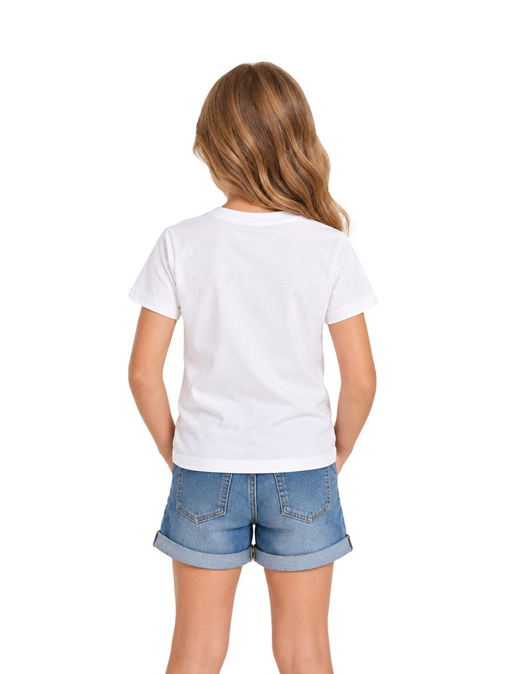 Niña vistiendo una camiseta blanca de manga corta con un estampado central de una niña caminando.
