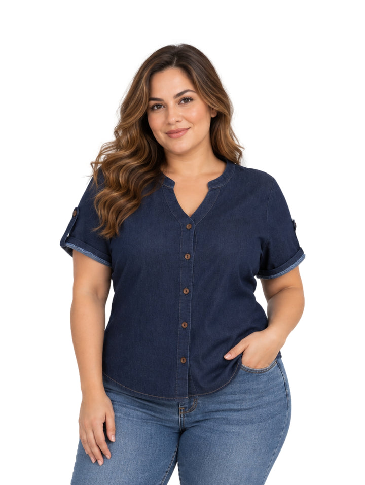 Mujer vistiendo blusa azul marino de manga corta con botones frontales.