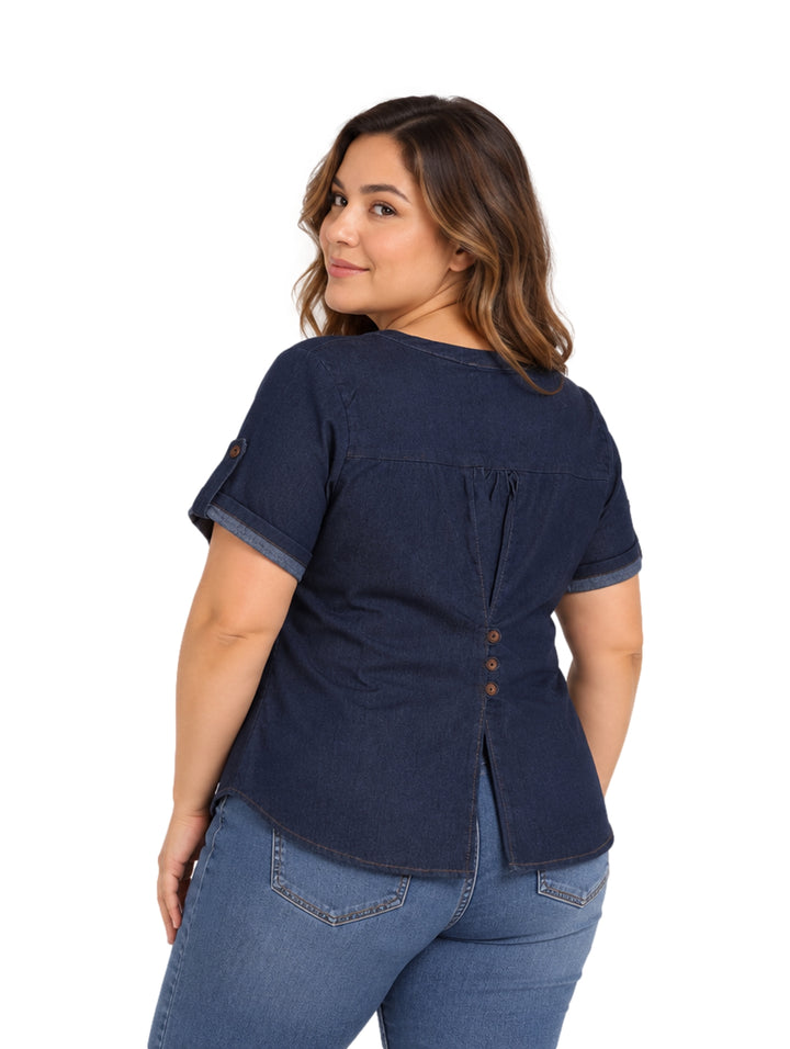 Mujer vistiendo blusa azul marino de manga corta con botones frontales.