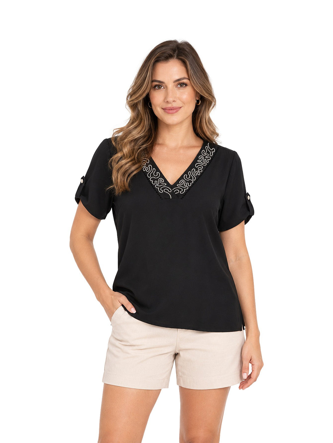 Mujer vistiendo blusa negra de marca Gavini con bordado blanco en el cuello en V y mangas cortas.