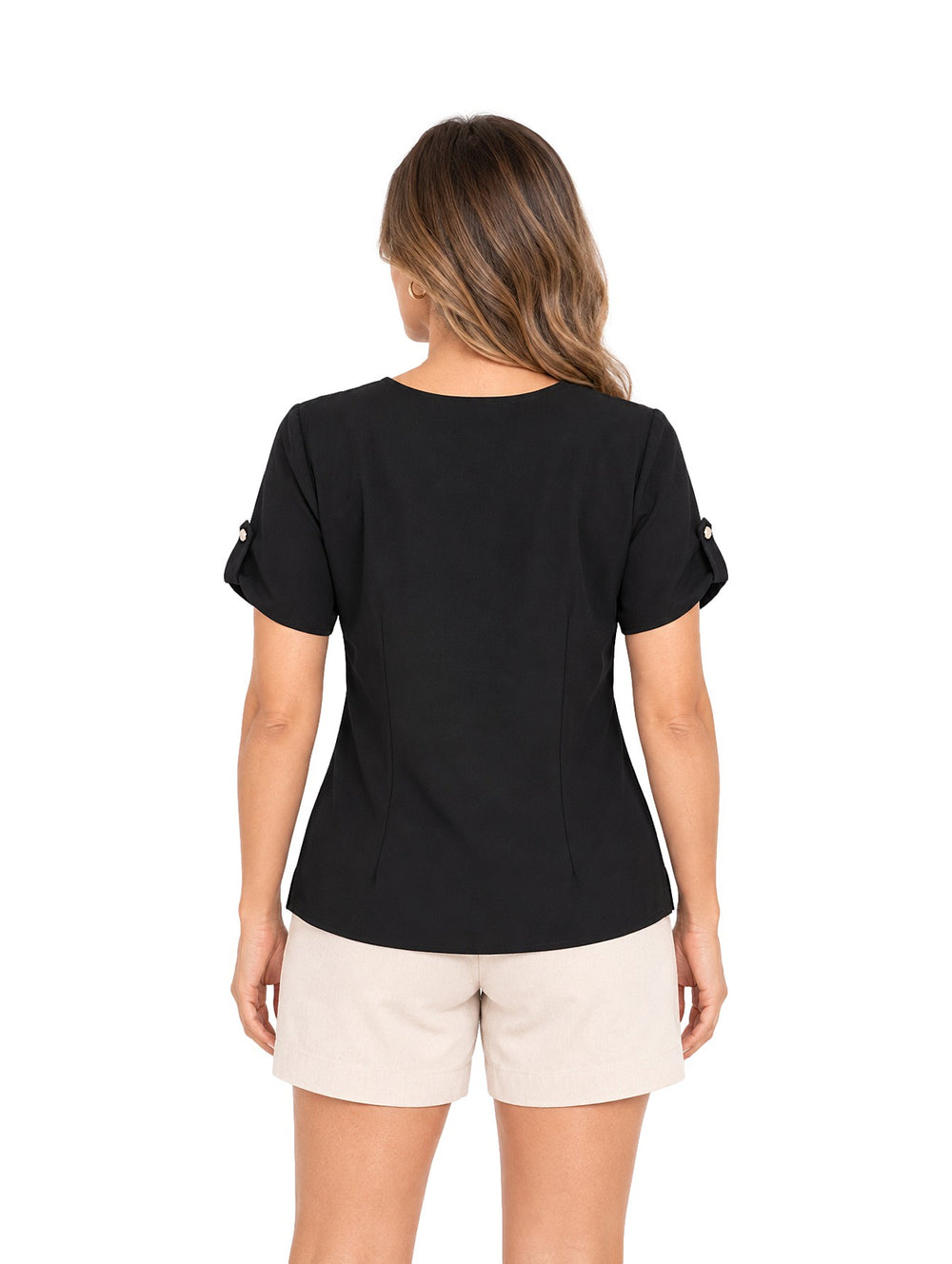 Mujer vistiendo blusa negra de marca Gavini con bordado blanco en el cuello en V y mangas cortas.