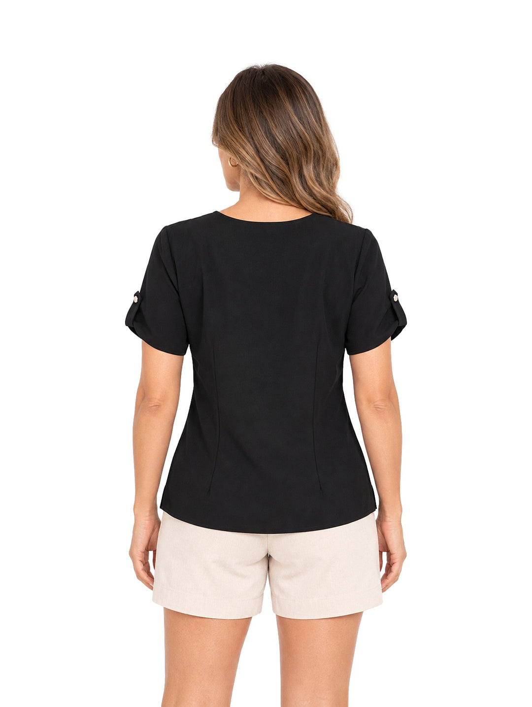 Mujer vistiendo blusa negra de marca Gavini con bordado blanco en el cuello en V y mangas cortas.
