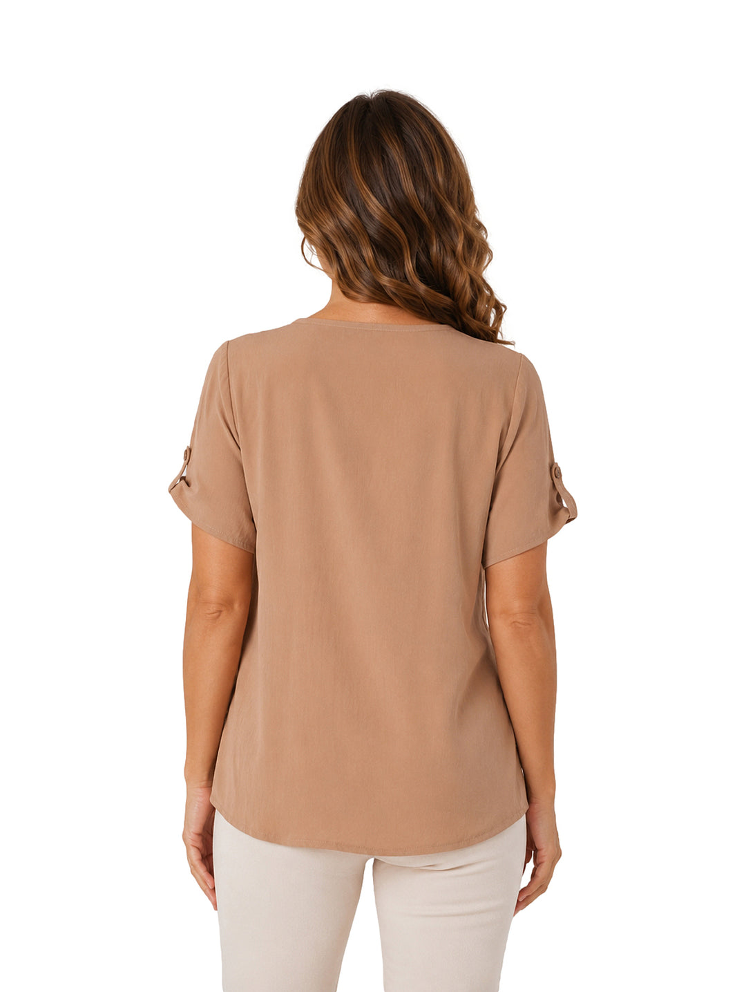 Mujer vistiendo una blusa color beige con cuello en V y detalles decorativos en marrón.