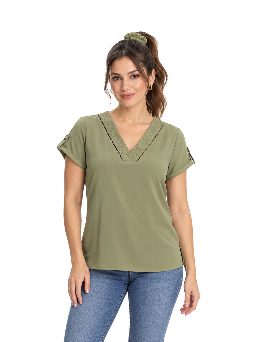 Mujer vistiendo blusa Curvy Gavini color sage con cuello en V bordado y mangas cortas.