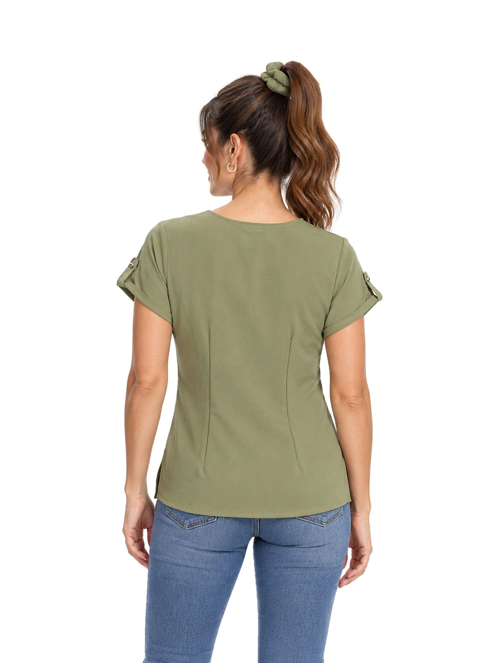 Mujer vistiendo blusa Curvy Gavini color sage con cuello en V bordado y mangas cortas.