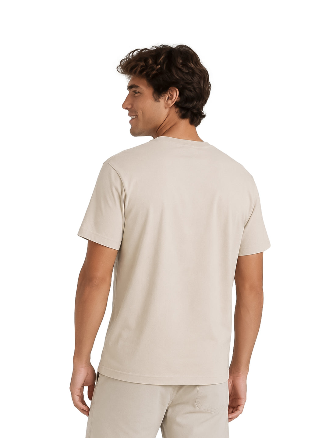 Hombre vistiendo playera color bone de marca Hurley con estampado de cactus y sol en el pecho.
