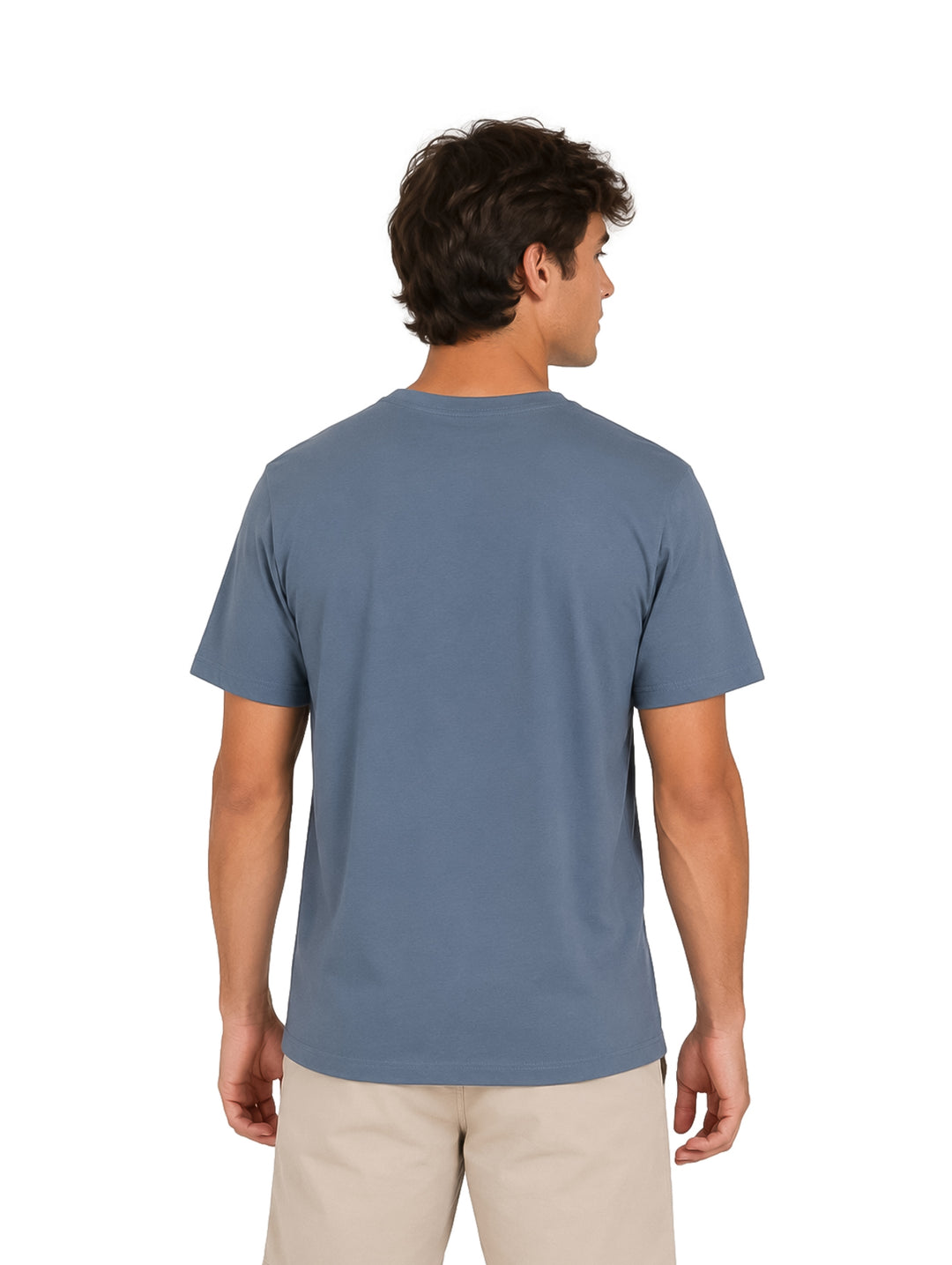 Hombre vistiendo playera Hurley color azul hipnótico con logo blanco en el pecho.