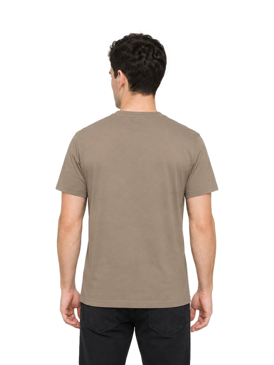 Hombre vistiendo playera Hurley color iguana con estampado gráfico frontal en tonos beige y blanco.