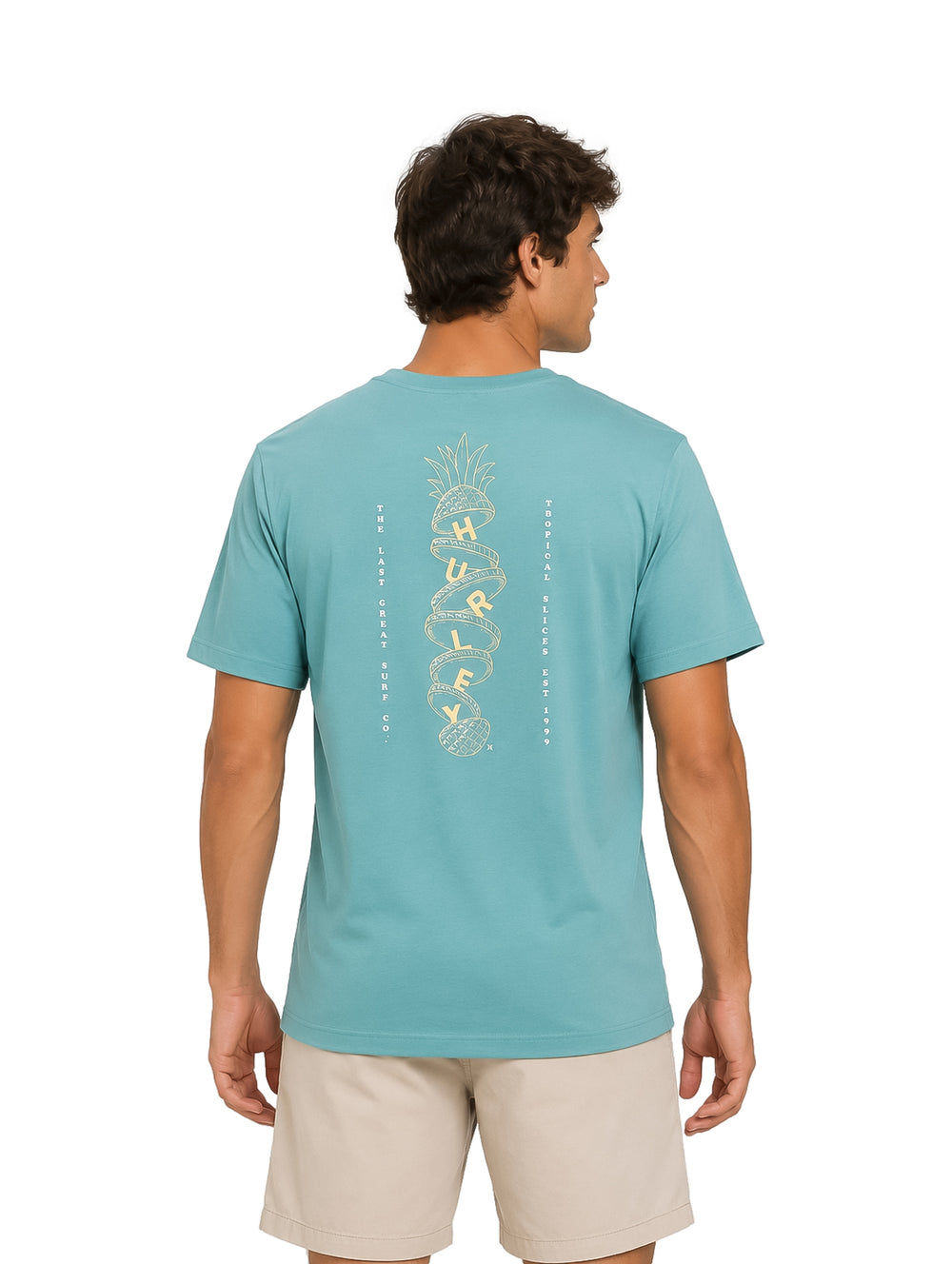 Hombre vistiendo playera de manga corta color verde azulado marca Hurley y shorts beige.