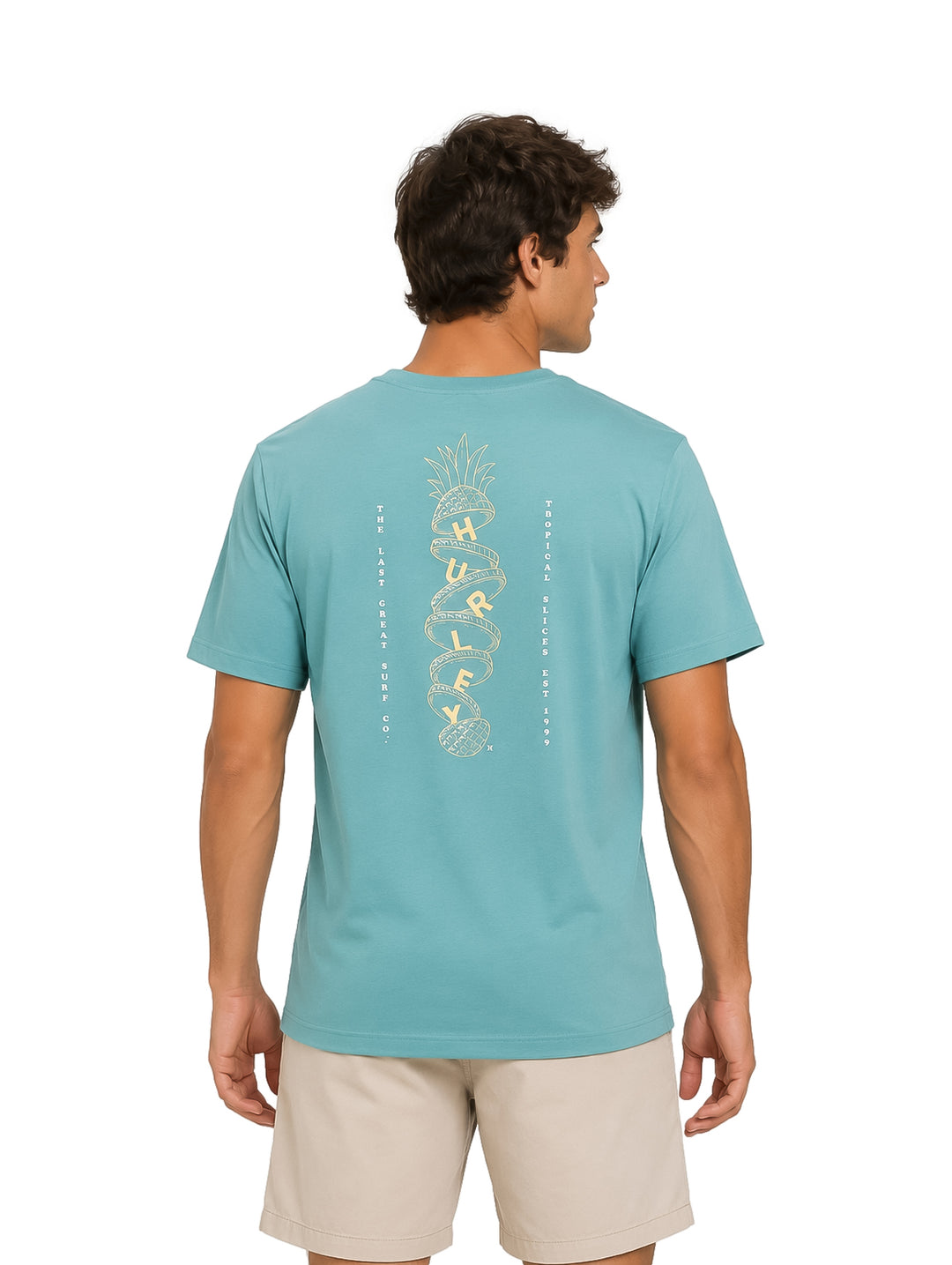 Hombre vistiendo playera de manga corta color verde azulado marca Hurley y shorts beige.