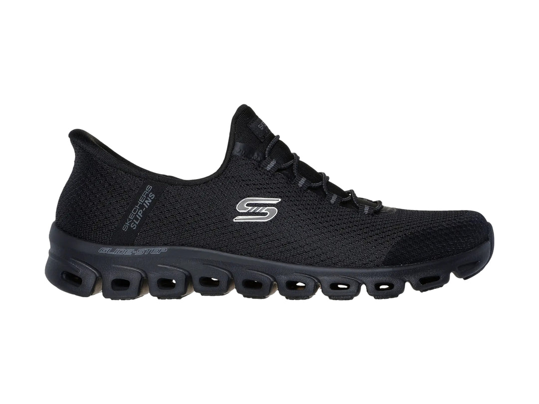 Tenis deportivos Skechers color negro con suela Glide-Step y tejido transpirable.