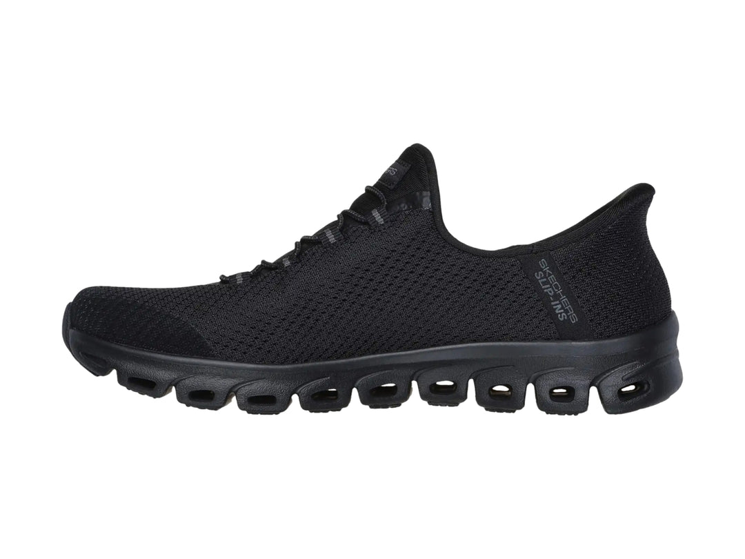 Tenis deportivos Skechers color negro con suela Glide-Step y tejido transpirable.