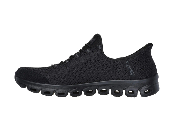 Tenis deportivos Skechers color negro con suela Glide-Step y tejido transpirable.