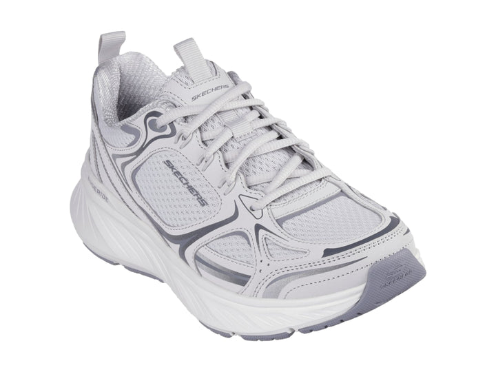 Tenis deportivos Skechers para mujer en color gris y blanco con suela blanca gruesa.