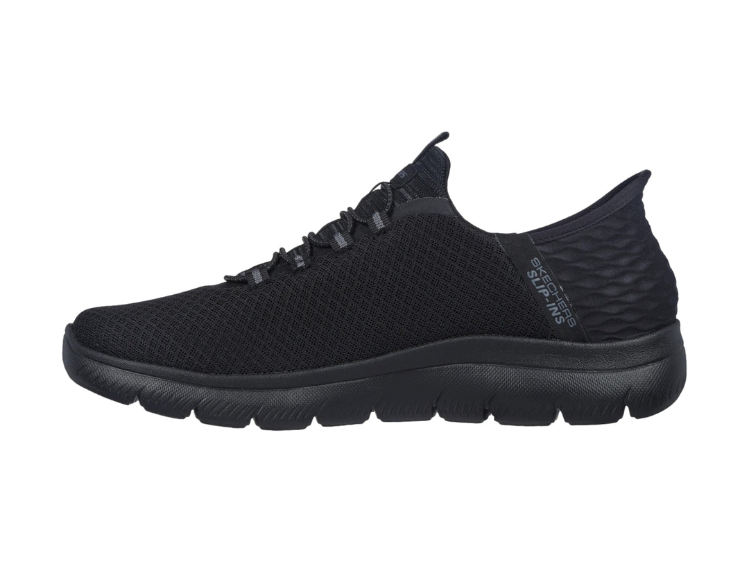 Tenis deportivos Skechers color negro con tejido de malla y suela cómoda para hombre.