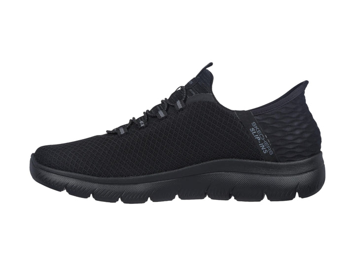 Tenis deportivos Skechers color negro con tejido de malla y suela cómoda para hombre.