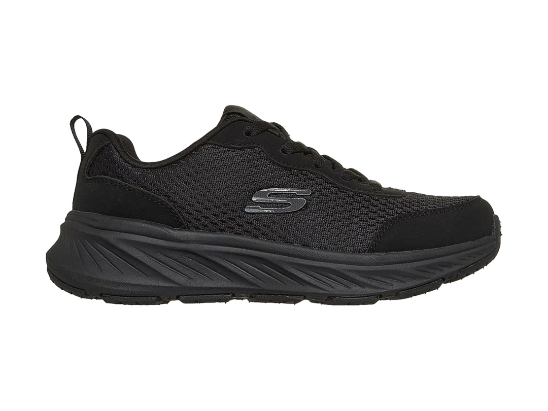 Tenis deportivos Skechers para niño en color negro con malla transpirable y suela gruesa.