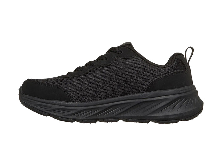 Tenis deportivos Skechers para niño en color negro con malla transpirable y suela gruesa.