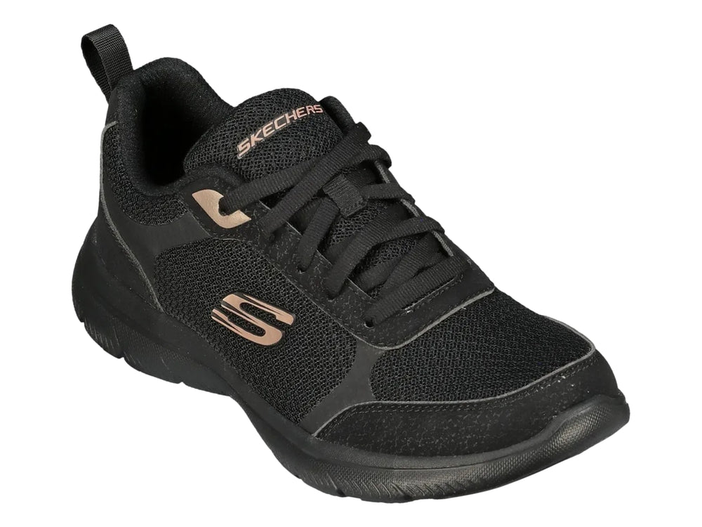 Tenis deportivos Skechers para mujer en color negro con suela flexible y detalles en tono cobre.