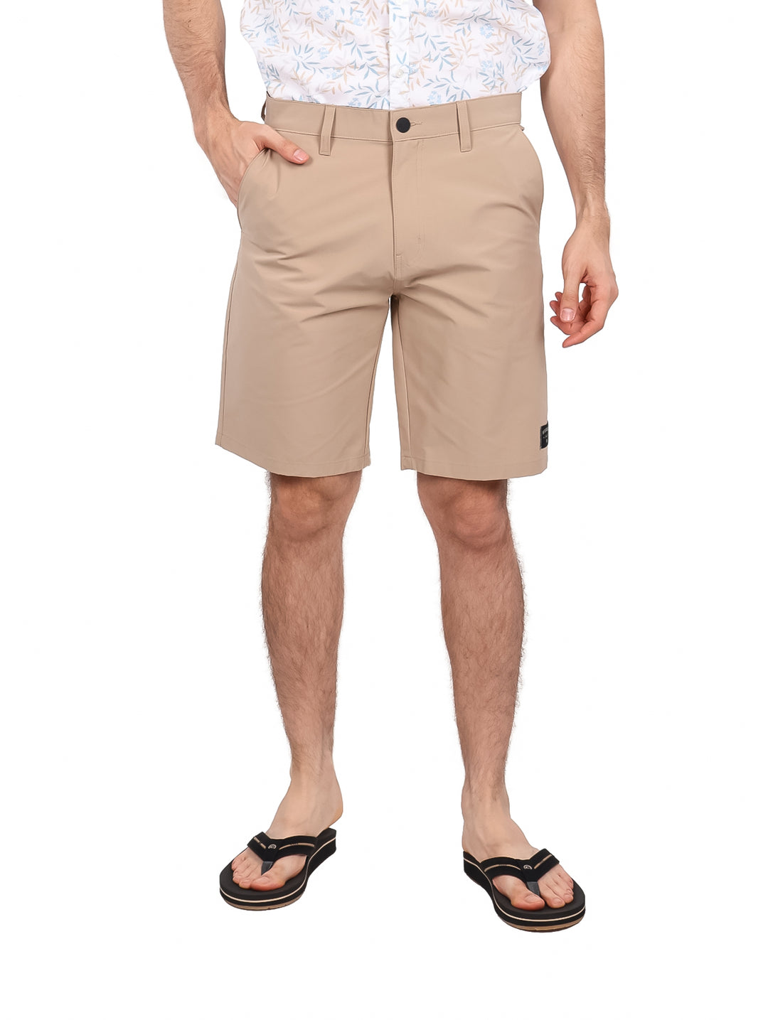 Hombre vistiendo shorts de surf color kaki de la marca Hurley.