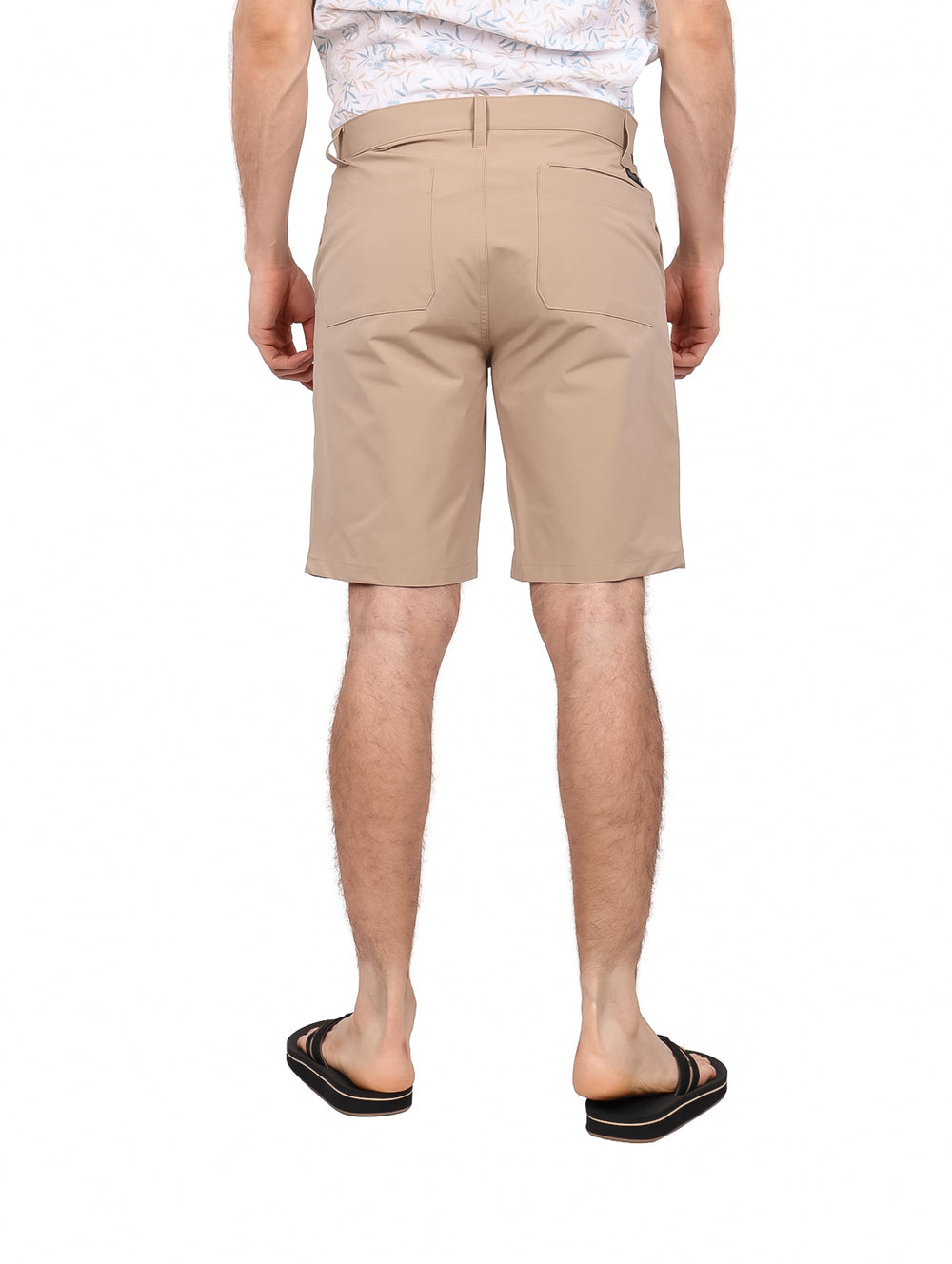 Hombre vistiendo shorts de surf color kaki de la marca Hurley.