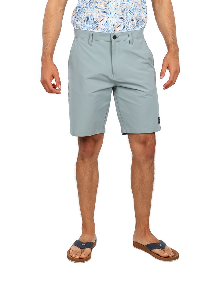Hombre vistiendo shorts de surf Hurley en color gris gladiador.