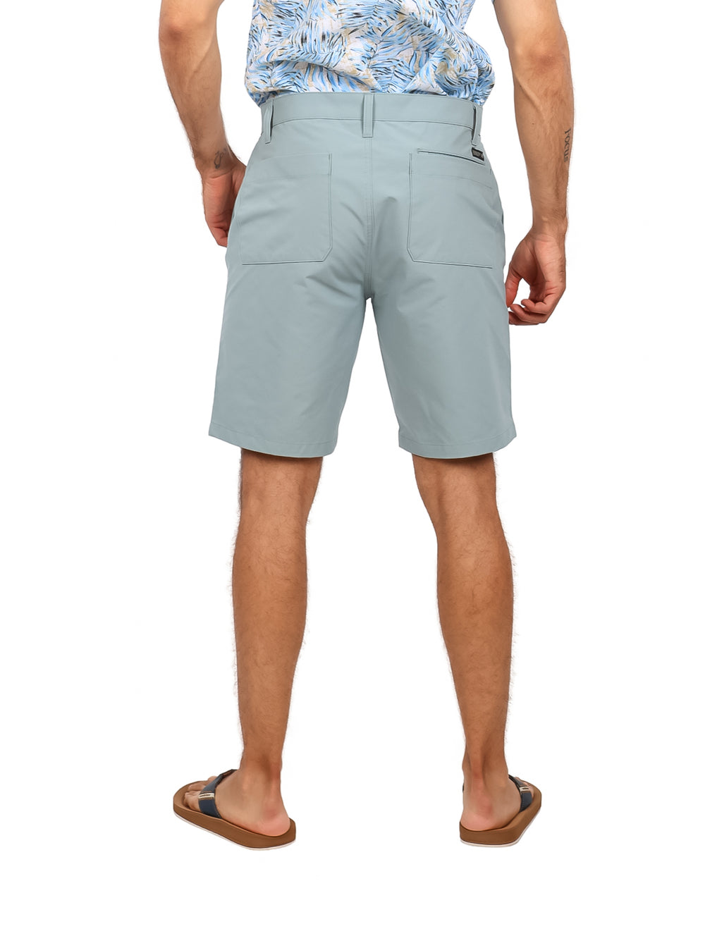 Hombre vistiendo shorts de surf Hurley en color gris gladiador.