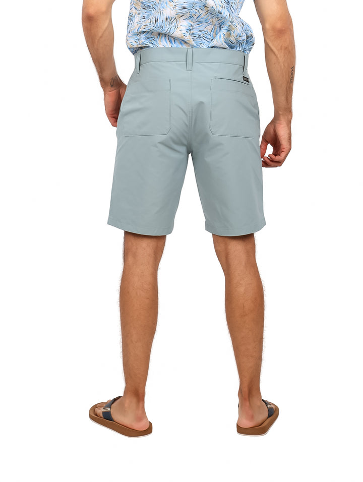 Hombre vistiendo shorts de surf Hurley en color gris gladiador.