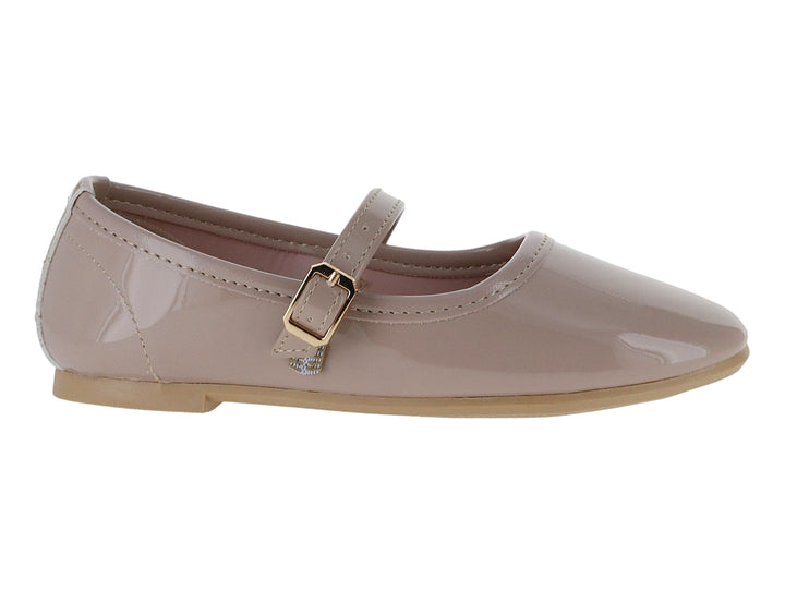 Zapato plano para niña en color maquillaje de charol brillante con correa y hebilla dorada.