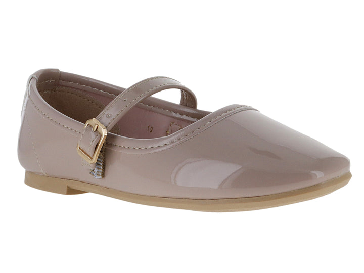 Zapato plano para niña en color maquillaje de charol brillante con correa y hebilla dorada.