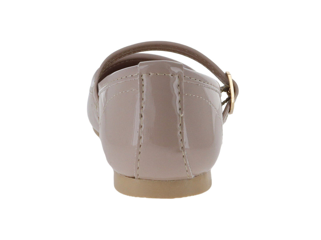 Zapato plano para niña en color maquillaje de charol brillante con correa y hebilla dorada.