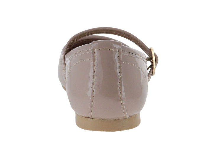 Zapato plano para niña en color maquillaje de charol brillante con correa y hebilla dorada.