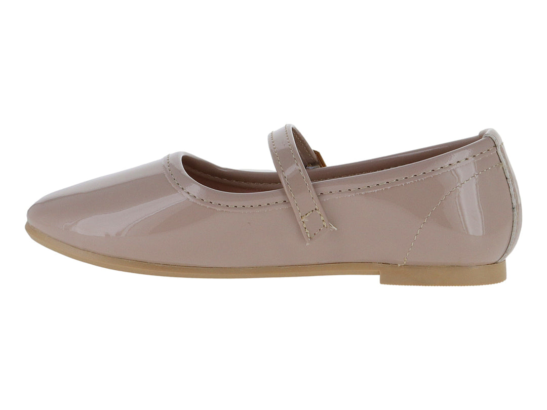 Zapato plano para niña en color maquillaje de charol brillante con correa y hebilla dorada.