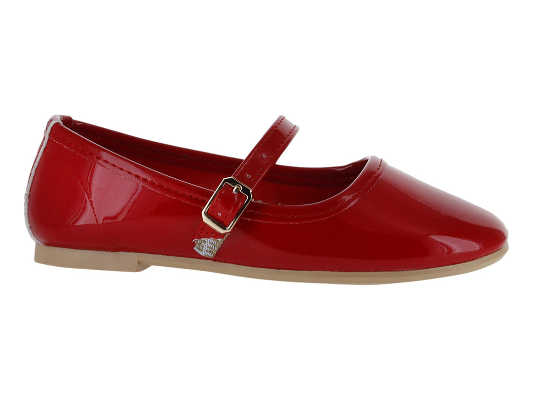 Zapato plano rojo de charol con correa y hebilla dorada.