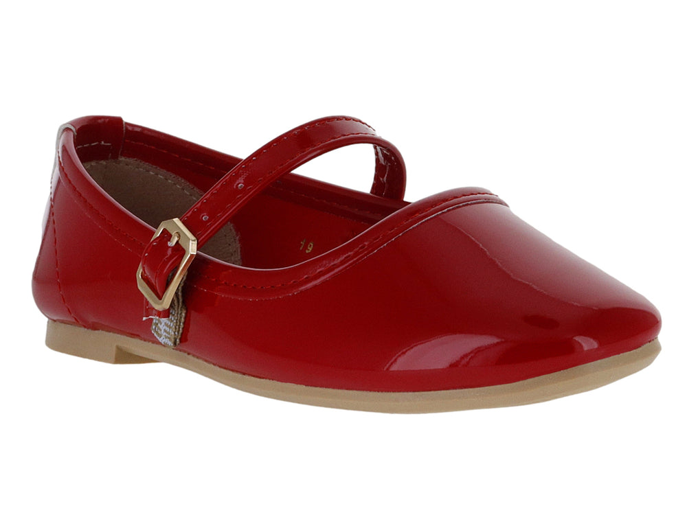 Zapato plano de charol rojo para niña con correa y hebilla dorada.