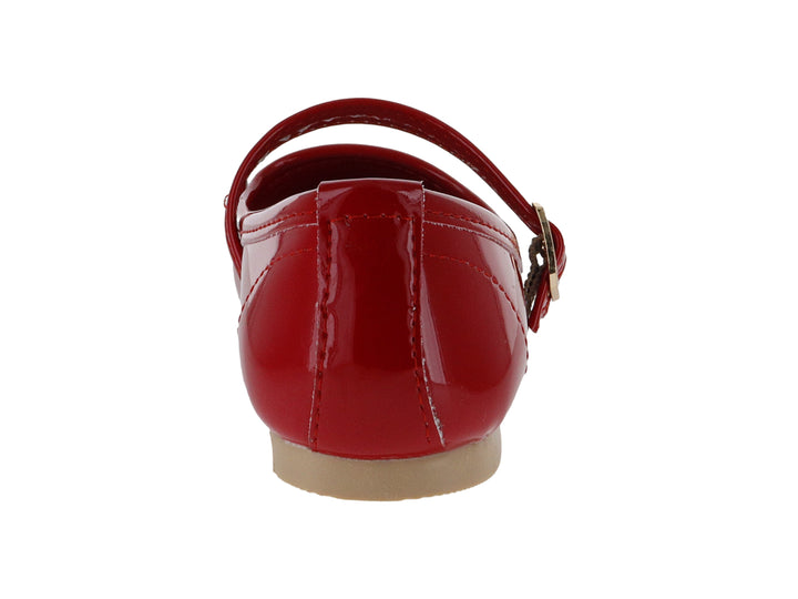 Zapato plano de charol rojo para niña con correa y hebilla dorada.