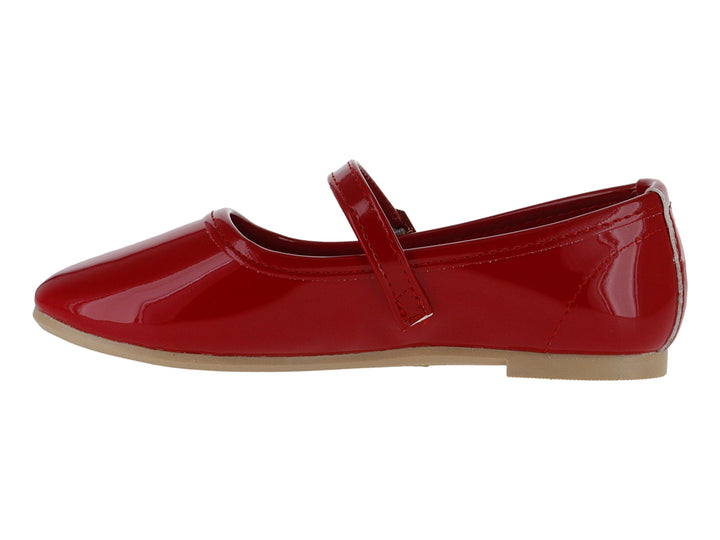 Zapato plano de charol rojo para niña con correa y hebilla dorada.