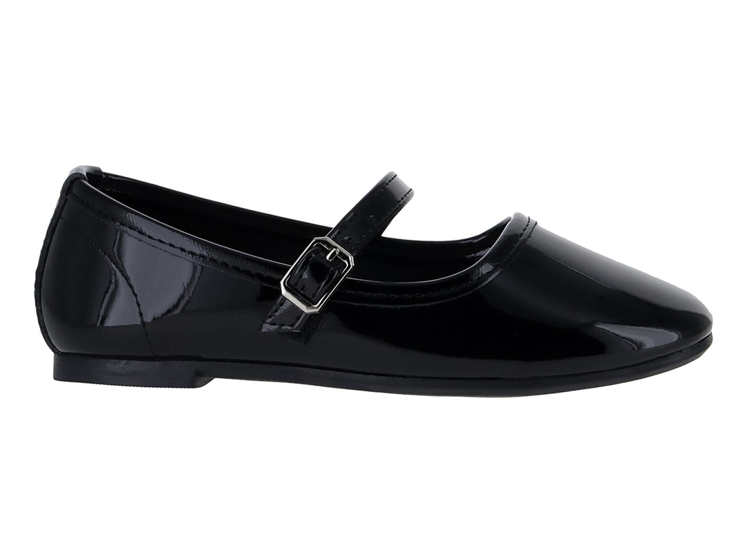Zapato plano de charol negro con correa y hebilla plateada.