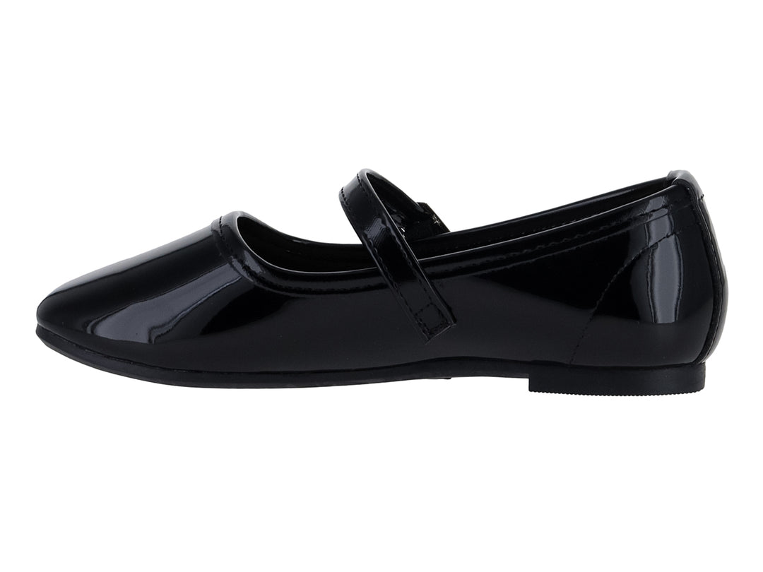 Zapato plano de charol negro con correa y hebilla plateada.