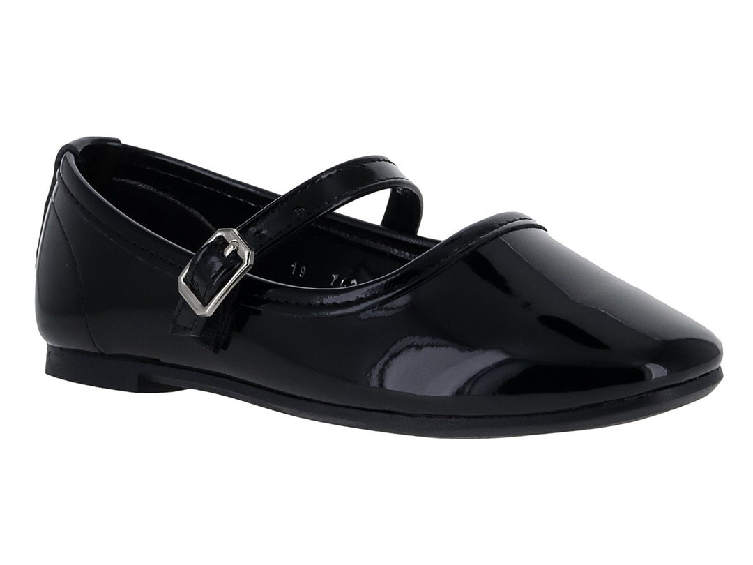 Zapato plano de charol negro con correa y hebilla metálica para niña.