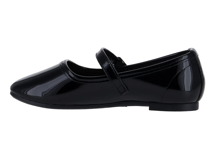 Zapato plano de charol negro con correa y hebilla metálica para niña.