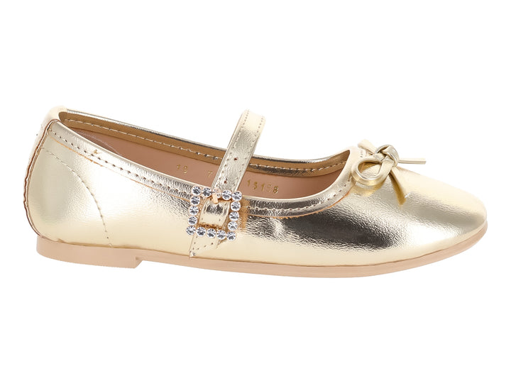 Zapato tipo ballerina color oro con moño y hebilla decorada con brillantes.